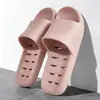 Chinelos de Banheiro Verão Interno Casa Antiderrapante Chuveiro Casal Vazado Vazamento de Água Secagem Rápida Chinelos Domésticos Sensação de Pisar em Merda