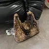 Bolso Tote Nuevo de Otoño 2026 de Alto Estilo con Estampado de Leopardo Único para Mujer, Bolso de Hombro de Felpa de Gran Capacidad, Bolso de Axila para Viajes Diarios