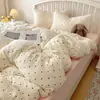 Conjunto de Roupa de Cama Simples e Estiloso Estilo Ins com Bolinhas Pequenas, Macio e Amigo da Pele, Conjunto de Quatro Peças, Capa de Edredom Feminina, Conjunto de Três Peças para Estudantes, Lençol de Cama 1,5m