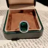 Elegante e Fashion Colar com Pingente de Esmeralda com Brincos Longos Retangulares de Diamante Verde e Conjunto de Anel Ajustável com Pedras Preciosas para Mulheres