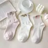 Novas meias de algodão de outono para mulheres, meias de fio pontilhado de cano longo com padrões tridimensionais, meias casuais de cano longo da moda, meias de fio pontilhado para mulheres
