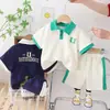 Traje Infantil 2024 Nova Moda Verão Menino Camisa Polo Manga Curta com Letra U Shorts Casuais para Bebê Roupa Infantil