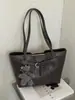 Nova bolsa de mão de grande capacidade, estilo minimalista retrô 2026, bolsa de ombro feminina casual e estilosa, adequada tanto para o uso diário quanto para o trabalho, uma bolsa tote versátil para exportação