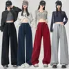 Foto real de calças americanas resistentes com pernas curvas, modelo feminino solto, fluido, pantalona de comprimento até o chão, calças extra-longas para mulheres altas