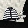 Suéter Rojo Infantil 2026 Otoño Nuevo Estilo Cardigan de Punto Rayado Elegante para Bebé Moda para Bebé Ropa Exterior de Bloques de Color