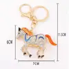 Tira de Rhinestone Rayada de Caballo Goteando Aceite Llavero Metálico Colgante para Llaves de Coche Mochila Aleación Animal del Zodiaco Caballo Venta al por Mayor