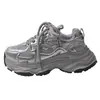 Zapatos Deportivos de Plataforma Gruesa Estilo Papá Populares para Mujer, Primavera y Otoño, que Aumentan la Altura para Personas Bajitas, Nuevo Modelo 2026, Tenis Casuales Versátiles Plateados