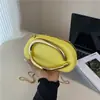 Bolso pequeño cuadrado tipo caja de diseño nicho retro europeo y americano transfronterizo, versátil para fiestas, bolso para teléfono móvil, bolso de hombro cruzado con cadena