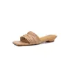 Zapatillas Planas Tejidas de Moda de Nicho de 2 cm Verano 2026 Sandalias Deslizables Cuadradas para Exteriores