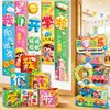 Decorações de tecido para pendurar da temporada de volta às aulas para jardins de infância e escolas primárias, caixas empilhadas, faixas, arranjos de cena de sala de aula e de turma, criando um senso de atmosfera e cerimônia