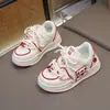 Tênis para meninas primavera 2026 novo modelo infantil antiderrapante sola macia sapatos brancos para meninas, sapatos casuais leves para crianças mais velhas