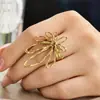 Diseño de Flor Hueca, Anillo Floral de Acero Inoxidable de Titanio Simple y Audaz, Anillo Versátil y Elegante para el Dedo Índice