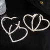 Brincos de Coração Vazado com Diamantes Exagerados Agulha de Prata Europeus e Americanos Brincos de Luxo Leve Alto Padrão Brincos Elegantes Simples da Moda Feminina