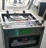 A máquina de embalagem e selagem a vácuo de câmara única tipo 500 pode selar a vácuo por calor e bombear o ar interno.