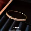 Pulsera de Cierre de Pinza de Cruz Electrochapada en Oro Real de 18 Quilates, Pulsera Versátil Estilo Commuter Francés, Accesorio de Mano Moderno y Único para Mujeres, Nicho
