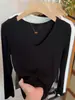 Camiseta Sencilla de Color Café Estilo Coreano, Color Sólido Versátil, Cuello en V, Manga Larga para Mujer, Novedad Primavera 2026, Ajuste Ceñido, Camiseta Básica Adelgazante