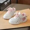 Tênis de desenho animado para meninas, novo estilo primavera-verão 2026, sapatos casuais macios e estilosos estilo princesa para crianças