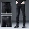 Jeans masculinos de alta qualidade preto e cinza de Hong Kong, novos calças compridas casuais slim-fit com stretch para outono e inverno de 2026, estilosos