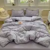 Juego de cama de cuatro piezas de estilo adorable de dibujos animados, amigable con la piel, cómodo, sábana, funda de edredón, juego de tres piezas para cama individual de dormitorio estudiantil.