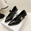 Outono de 2026 Novo Estilo Francês Elegante Bico Fino Couro Raso Fivela Salto Fino Todas as Estações Sapatos Femininos para Ir ao Trabalho