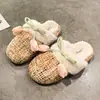 Moda otoño e invierno Baotou lindo floral nuevo estilo Baotou pantuflas peludas para mujer, pantuflas cálidas de algodón para uso exterior, 2026