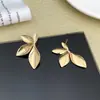 Pendientes Irregulares de Moda Transfronterizos Europeos y Americanos de Media Flor con un Diseño Único y Temperamento Elegante para Mujer