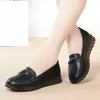Zapatos cómodos antideslizantes de suela blanda para mujer, nuevos para otoño 2026, slip-on casuales cómodos para mujeres de mediana edad y mayores