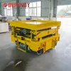 Camión industrial de plataforma baja alimentado por riel de bajo voltaje con postes conductores, Carro móvil alimentado por riel, Camión de plataforma eléctrica vertical hidráulico