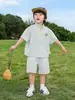 Conjunto de verano para niños 2026, nuevo estilo, ropa de verano de manga corta para niños pequeños, diseño de dibujos animados elegante.