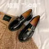 Versión de Piel de Vaca Moneda de Oro Camelia Mocasines de un Solo Paso Mujer Punta Redonda Estilo Británico Tacón Grueso Zapatos Individuales Suela Gruesa Zapatos Pequeños de Cuero JK