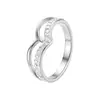 Nuevo conjunto de anillos de estilo europeo y americano, ligero, de lujo, con patrón de ondas y incrustaciones de diamantes. Presenta un diseño único, curvo y abierto, perfecto para usar solo o apilar con otros anillos. Un accesorio versátil para mujer