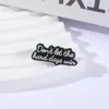 Broche de Citas Inspiradoras Calentadoras de Corazón Blanco y Negro Caricatura Letras Inglesas Versátil Insignia Metálica Accesorios Mayoreo