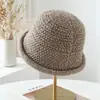 Sombrero de pescador hueco de punto de color liso estilo japonés para mujer, moda versátil de otoño e invierno 2026, sombrero tipo cubo cálido con borde enrollado