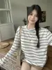 Toma real: Camiseta a rayas retro americana de principios de otoño, top de camiseta dulce y holgado extragrande de cuello redondo de manga larga para mujer 19603