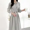 Chique coreano outono nova coleção: Vestido de botão longo, estilo francês, design de nicho, assimétrico, acinturado, emagrecedor