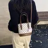 Bolso de mano nuevo y elegante de lunares para 2026 con un diseño hermoso, alto atractivo estético y un look relajado y chic; una bolsa cuadrada pequeña que se puede llevar en la mano, usar al hombro o cruzada