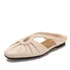 Sandálias de Tecido Slip-on Bico Quadrado Tira com Salto Pregueado Fundo Plano Retro Moda para o Trabalho Bico Fechado Sapatos Femininos 833-213