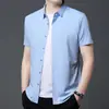 Verão novo masculino camisa de manga curta semi-sem costura esticar sedoso jovem homens fino slim-fit camisa de meia manga para homens