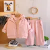 Conjunto de invierno para niños 2026 nuevo estilo chaleco con letras conjunto de tres piezas para niñas, abrigo de algodón engrosado con forro polar para otoño e invierno moderno