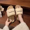 Novas pantufas peludas femininas modelo 2026 para uso externo, com sola grossa, estilo coreano outono e inverno, de algodão, com uma tira, quentes e confortáveis, bege
