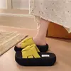 Chinelos Femininos de Solado Mochi para Uso Externo Moda Outono/Inverno 2026 Novo Estilo Solado Grosso Super Macio Estampa de Leopardo Tira Única Chinelos Femininos