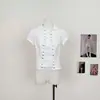 Camisa con doble fila de botones, mangas abullonadas cortas, hombro normal, cintura entallada