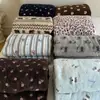 Manta de Polar de Leche con Estampado de Leopardo Suave Esponjosa Manta de Polar Crema Doble Cara para Sofá Manta para Siesta en la Oficina Manta Chal para Dormitorio