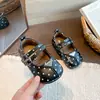 Sapatos de couro femininos estilo coreano com bico dividido de bolinhas, sapatos de princesa, novos modelos de outono e inverno para crianças, meninas pequenas e crianças maiores, mocassins