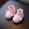 Lindos zapatos calcetín de bebé de dibujos animados con forro de felpa, zapatos gruesos para niños pequeños, cálidos, antideslizantes, anti-caída de algodón con suelas suaves para 0-6 meses y 1 año