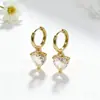 Brincos Coloridos em Zircônia em Formato de Coração Estilo Luxo Leve de Fábrica, Banhados a Cobre com Ouro 18K, Brincos Femininos Coração de Pêssego Estilo Doce e Cool
