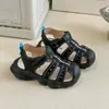 Sandálias Infantis 2026 Verão Novo Estilo Sandálias Esportivas Fechadas para Meninos com Solado Macio Calçados Casuais de Praia da Moda para Meninas