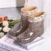 Sapatos e botas femininos estilosos e espessos com forro de fleece, sapatos de borracha para cozinha para adultos, galochas curtas impermeáveis e antiderrapantes