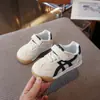 Zapatillas bajas para niños, zapatos blancos cómodos, nuevo modelo principios de otoño 2026, zapatillas deportivas para niñas, zapatillas para correr para niños, zapatos para bebé