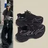 Zapatos casuales ligeros de suela gruesa, versátiles, nuevos para primavera y otoño de 2026, para estudiantes, tipo "dad shoes" negros, populares en nichos, con diseño de grulla de almohada blanca, para mujer.